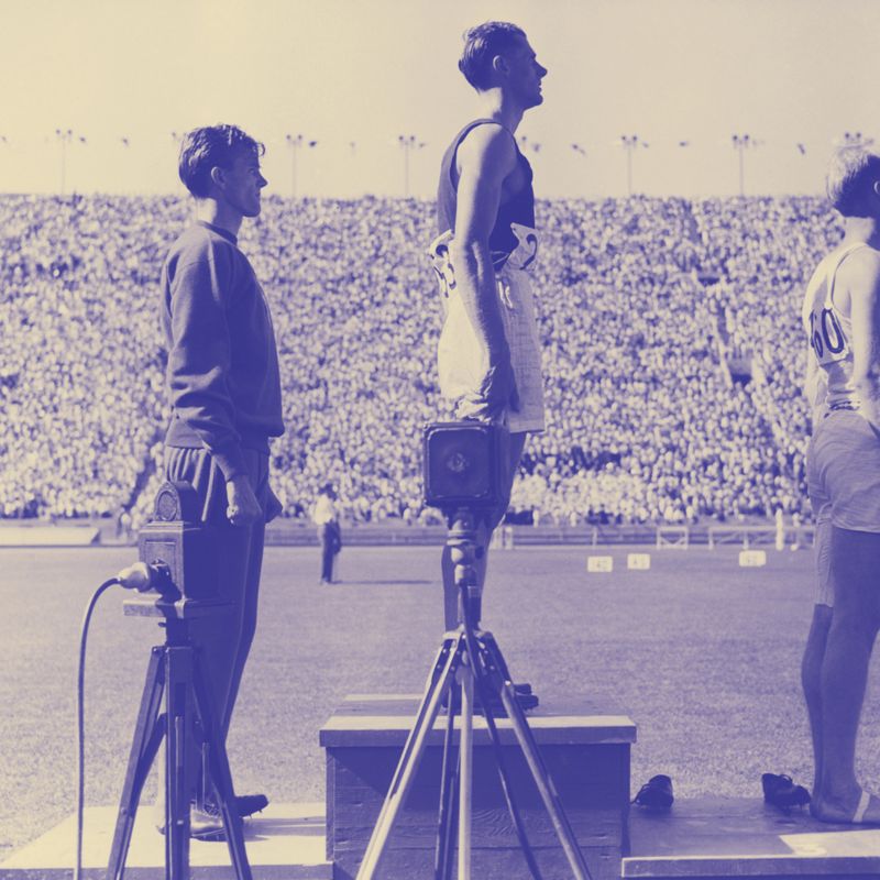 Bob Tisdall (au centre) du comté de Tipperary sur la première marche du podium après avoir remporté la médaille d'or du 400m haies aux Jeux olympiques de Los Angeles en 1932
