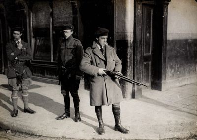 Trois Black and Tans dans les rues de Dublin, 1920