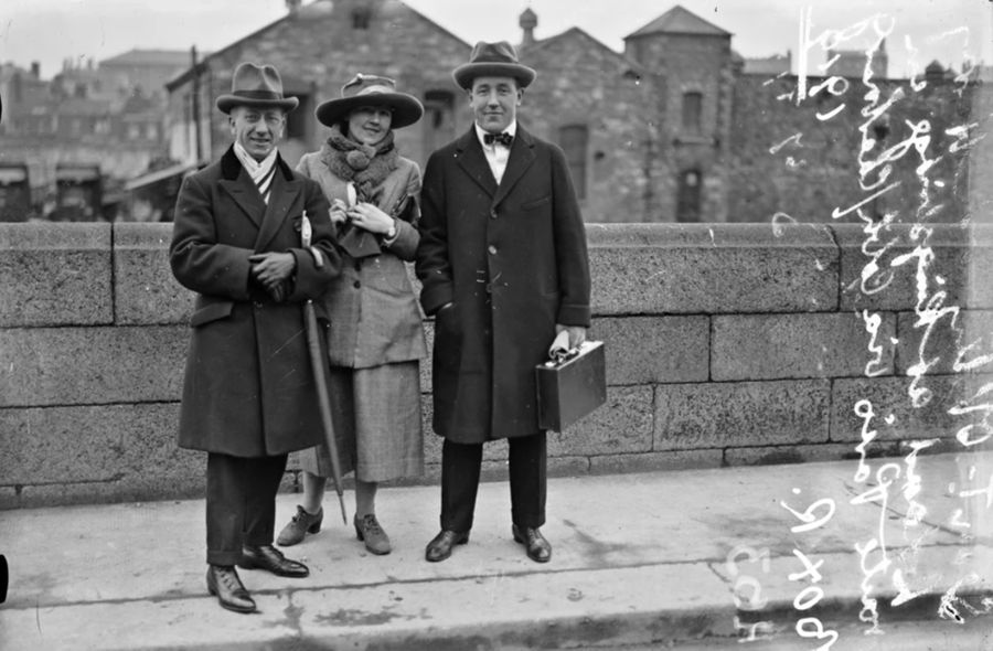 Seán T. O'Kelly, Mary Kate O'Kelly et Harry Boland à la gare de Kingsbridge, en route pour Paris, 1919