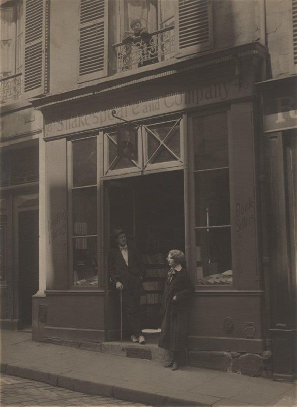 James Joyce et Sylvia Beach devant Shakespeare and Company, 1920