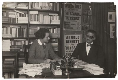 James Joyce et Sylvia Beach à Shakespeare and Company en 1922