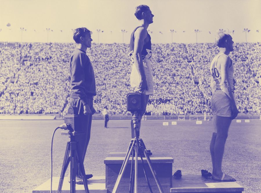 Bob Tisdall (au centre) du comté de Tipperary sur la première marche du podium après avoir remporté la médaille d'or du 400m haies aux Jeux olympiques de Los Angeles en 1932