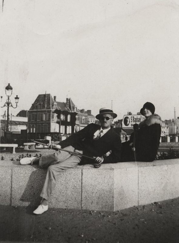 James Joyce et Nora, assis sur un mur