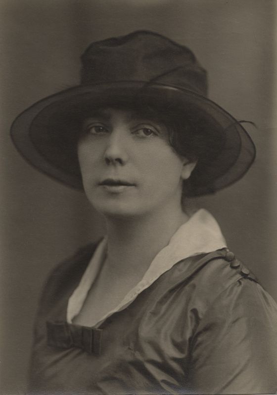 Portrait de Nora Joyce assise, avec un chapeau noir, Zurich